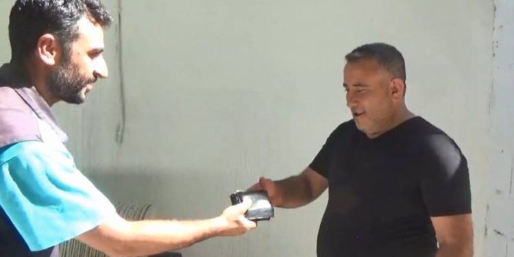 Yerde bulduğu cüzdanı sahibine teslim etti