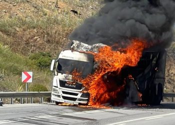 Bursa’da cam yüklü TIR alev alev yandı