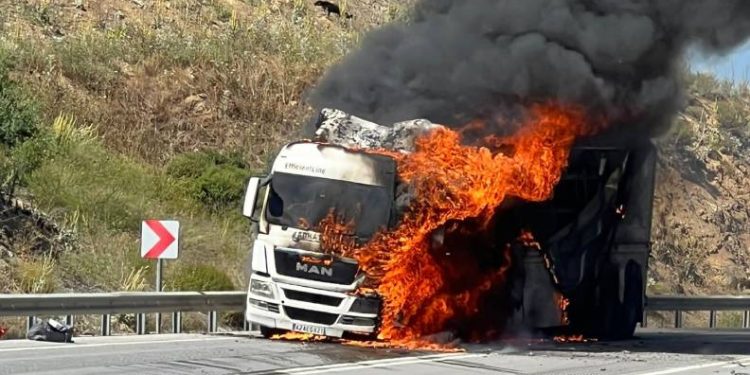 Bursa’da cam yüklü TIR alev alev yandı