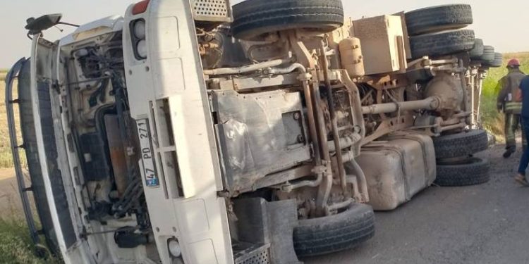 Buğday yüklü TIR devrildi: 2 yaralı