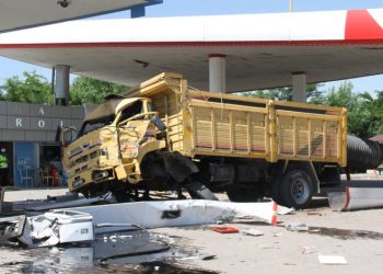 Kamyon akaryakıt istasyonuna girdi: 5 yaralı