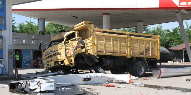 Kamyon akaryakıt istasyonuna girdi: 5 yaralı