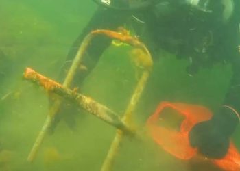 Denizin altında çekilen görüntüler kirliliği gözler önüne serdi