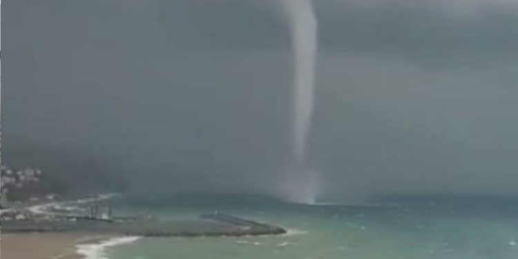 Devasa hortum korkuttu