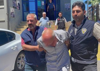 Eşini vurdu, çocuklarıyla kaçarken yakalandı