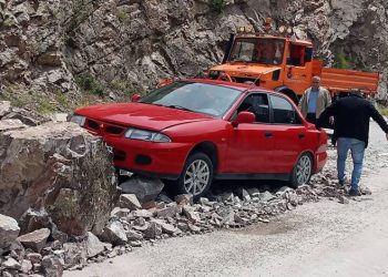 Yamaçtan kopan kayalar karayoluna düştü