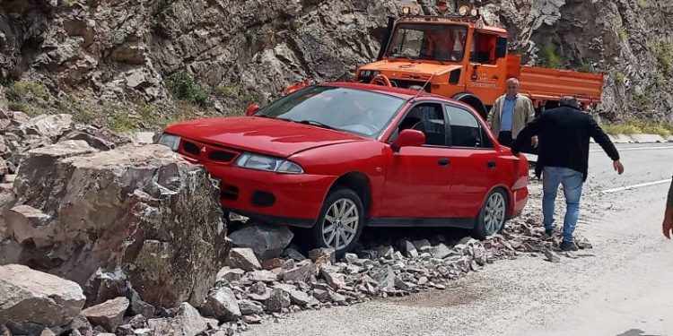 Yamaçtan kopan kayalar karayoluna düştü
