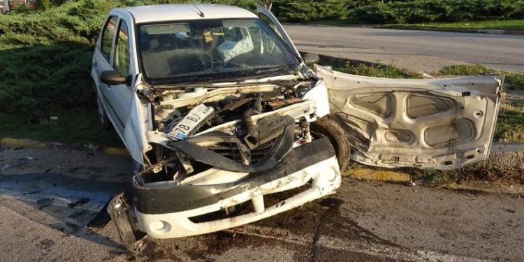 Tır otomobille çarpıştı: 3 yaralı