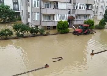 Bartın’da evlerinde mahsur kalanlara traktörle ekmek dağıtıldı