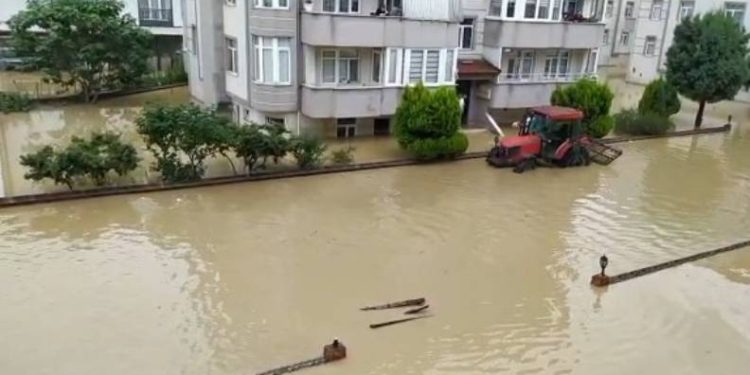 Bartın’da evlerinde mahsur kalanlara traktörle ekmek dağıtıldı