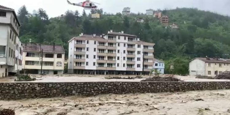 Bozkur’ta vatandaşlar helikopterle tahliye edildi