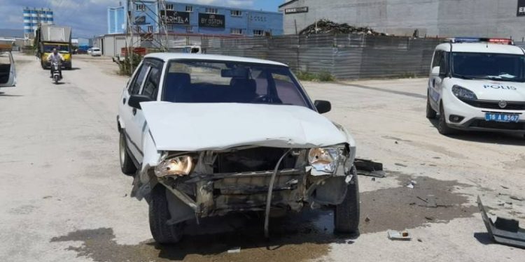 Bursa’da 2 otomobil çarpıştı: 2 yaralı