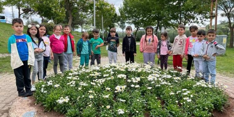 Cüneyt Arkın’ın isteğini minikler gerçekleştirdi