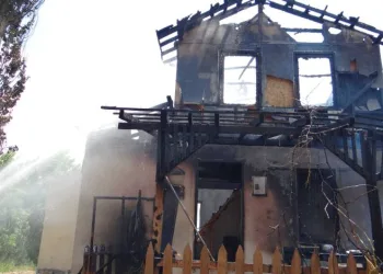 Şömineyi yakayım derken evini yaktı