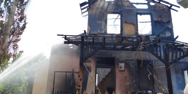 Şömineyi yakayım derken evini yaktı