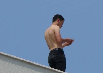 İşten çıkarılan çalışan çatıya çıktı