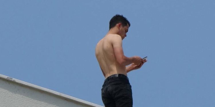 İşten çıkarılan çalışan çatıya çıktı