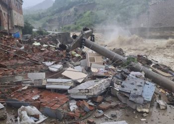 Kozcağız’da 4 katlı bina yıkıldı, mahalle tahliye edildi