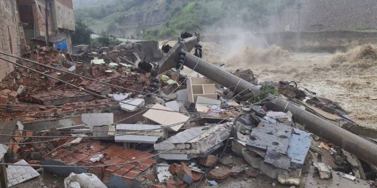 Kozcağız’da 4 katlı bina yıkıldı, mahalle tahliye edildi