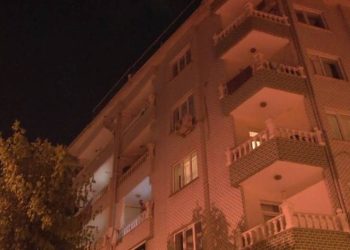 Çamaşır silkelerken camdan düştü