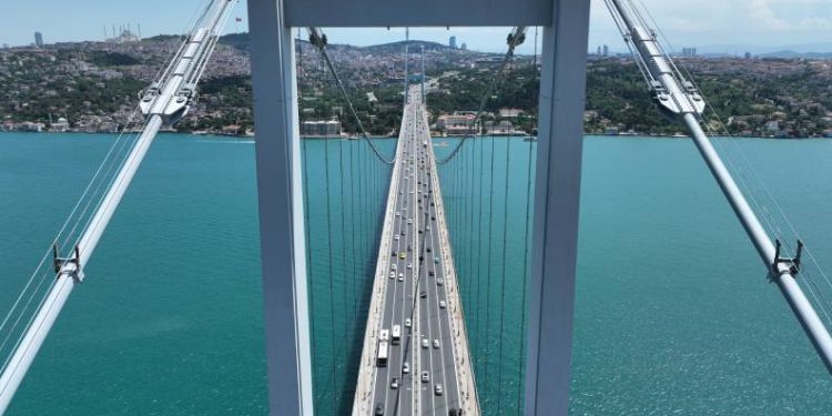 İstanbul Boğaz’ı turkuaza büründü