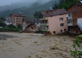 Nehrin taşmasıyla yıkılan evlerini gözyaşlarıyla izlediler