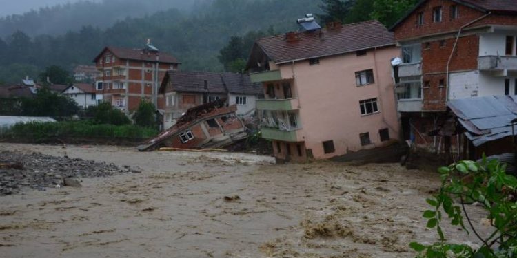 Nehrin taşmasıyla yıkılan evlerini gözyaşlarıyla izlediler