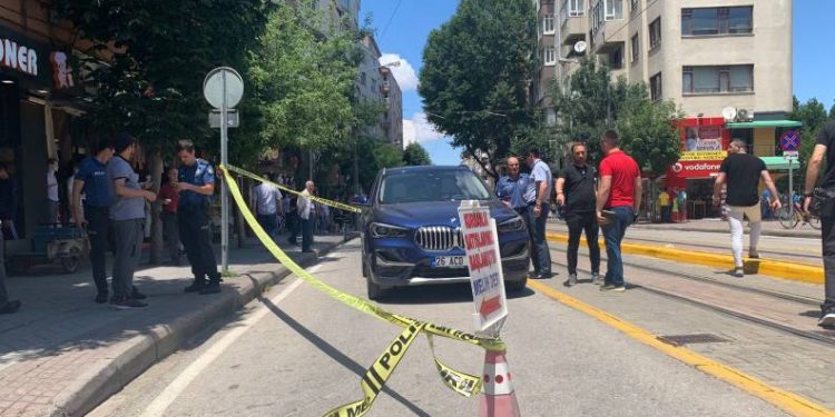 Yol kesip kadın sürücüyü vurdu