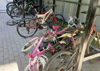 Hırsız bir sitedeki bisikletlere dadandı