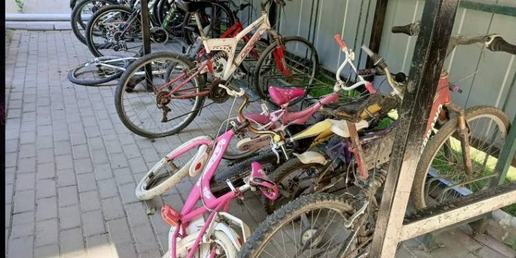 Hırsız bir sitedeki bisikletlere dadandı