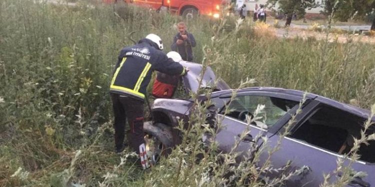 Otomobil şarampole devrildi: 3 yaralı