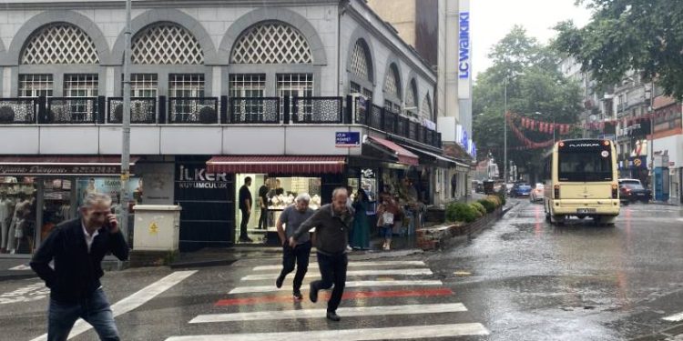 Sağanak yağışa hazırlıksız yakalandılar