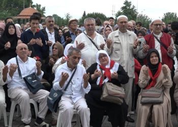 Bursa’da hacı adayları dualarla uğurlandı