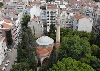 Tarihe meydan okuyan cami rutubete yenik düşüyor