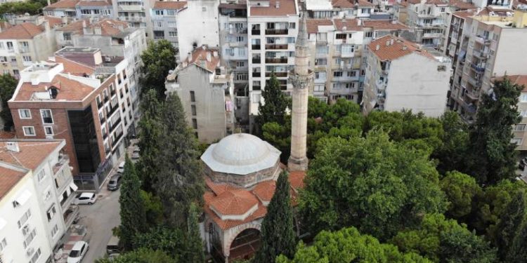 Tarihe meydan okuyan cami rutubete yenik düşüyor