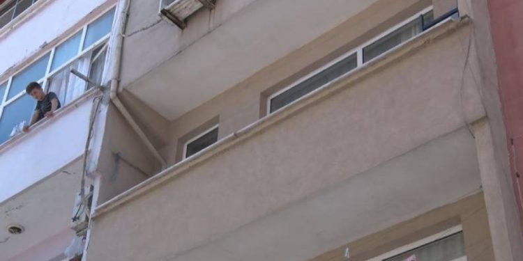2.5 yaşındaki kız balkondan düşerek can verdi