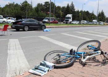 Otomobil çarptığı bisikletliyi 50 metre sürükledi
