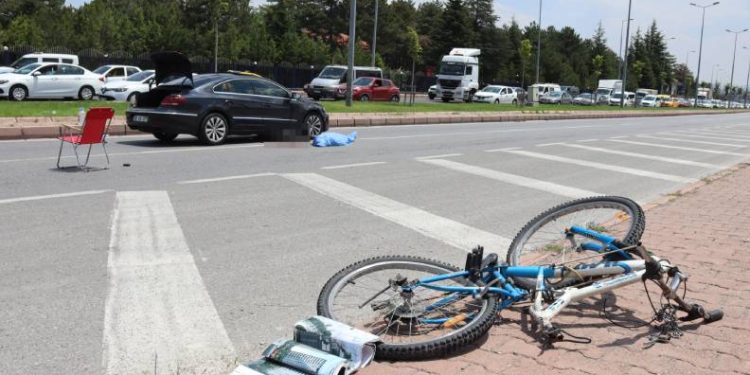 Otomobil çarptığı bisikletliyi 50 metre sürükledi