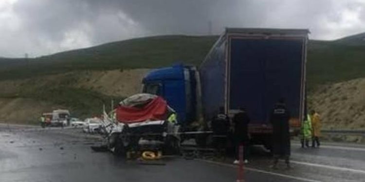Kamyonet TIR’la çarpıştı: 2 ölü