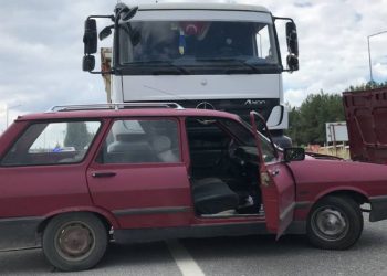 Çarptığı otomobili metrelerce sürükledi