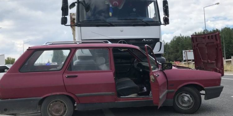 Çarptığı otomobili metrelerce sürükledi