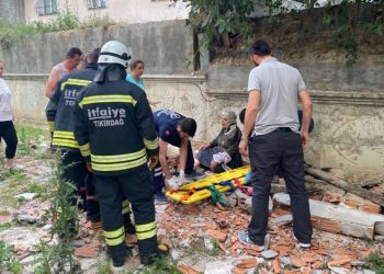 Dut toplamak için çıktığı bahçe duvarı çöktü