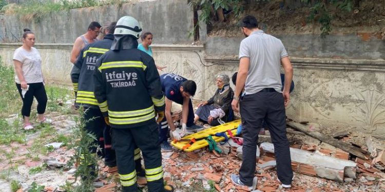 Dut toplamak için çıktığı bahçe duvarı çöktü