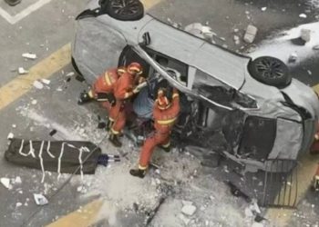 Çin’de elektrikli otomobil 3. kattan düştü: 2 ölü