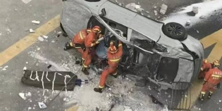 Çin’de elektrikli otomobil 3. kattan düştü: 2 ölü