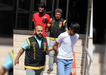 Çaldıkları otomobille villaya hırsızlığa gittiler