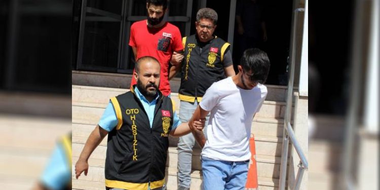 Çaldıkları otomobille villaya hırsızlığa gittiler