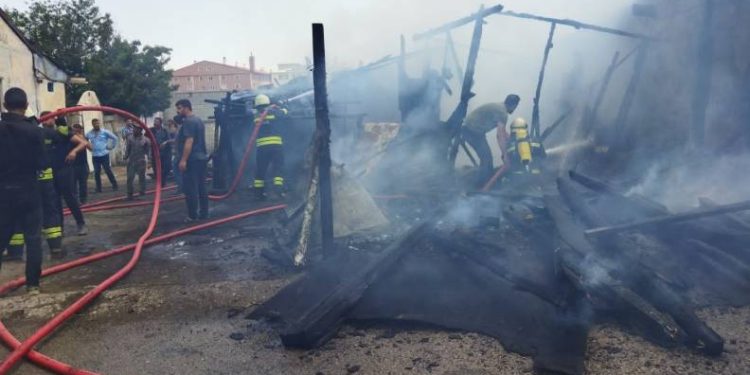 Ahırda çıkan yangın korkuttu