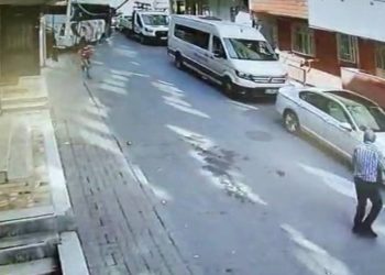 Midibüsün freni boşaldı, çocuk kıl payı kurtuldu