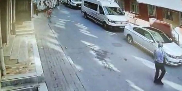 Midibüsün freni boşaldı, çocuk kıl payı kurtuldu